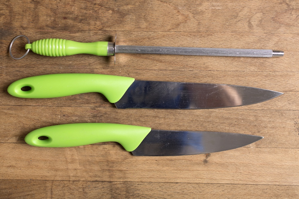 How to arrange knives when packing.